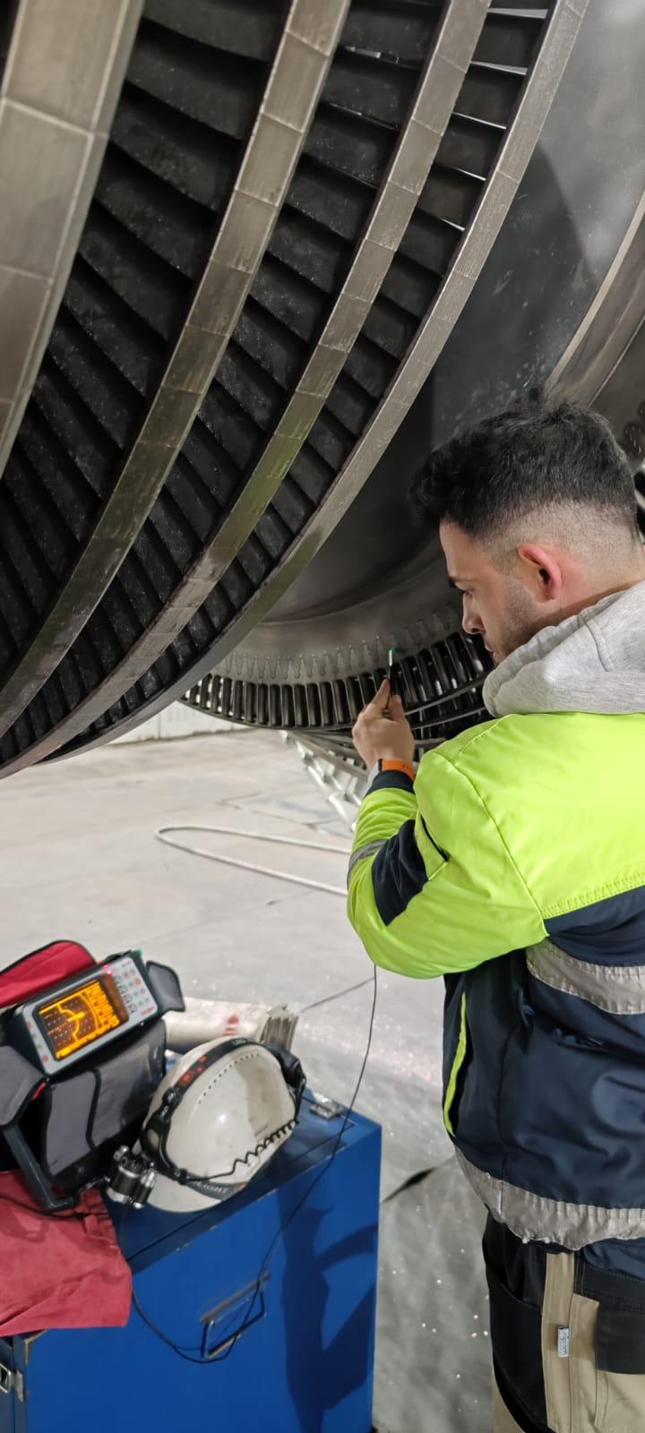 ET muayenesi - İki teknisyen ile türbin rotor kontrolü