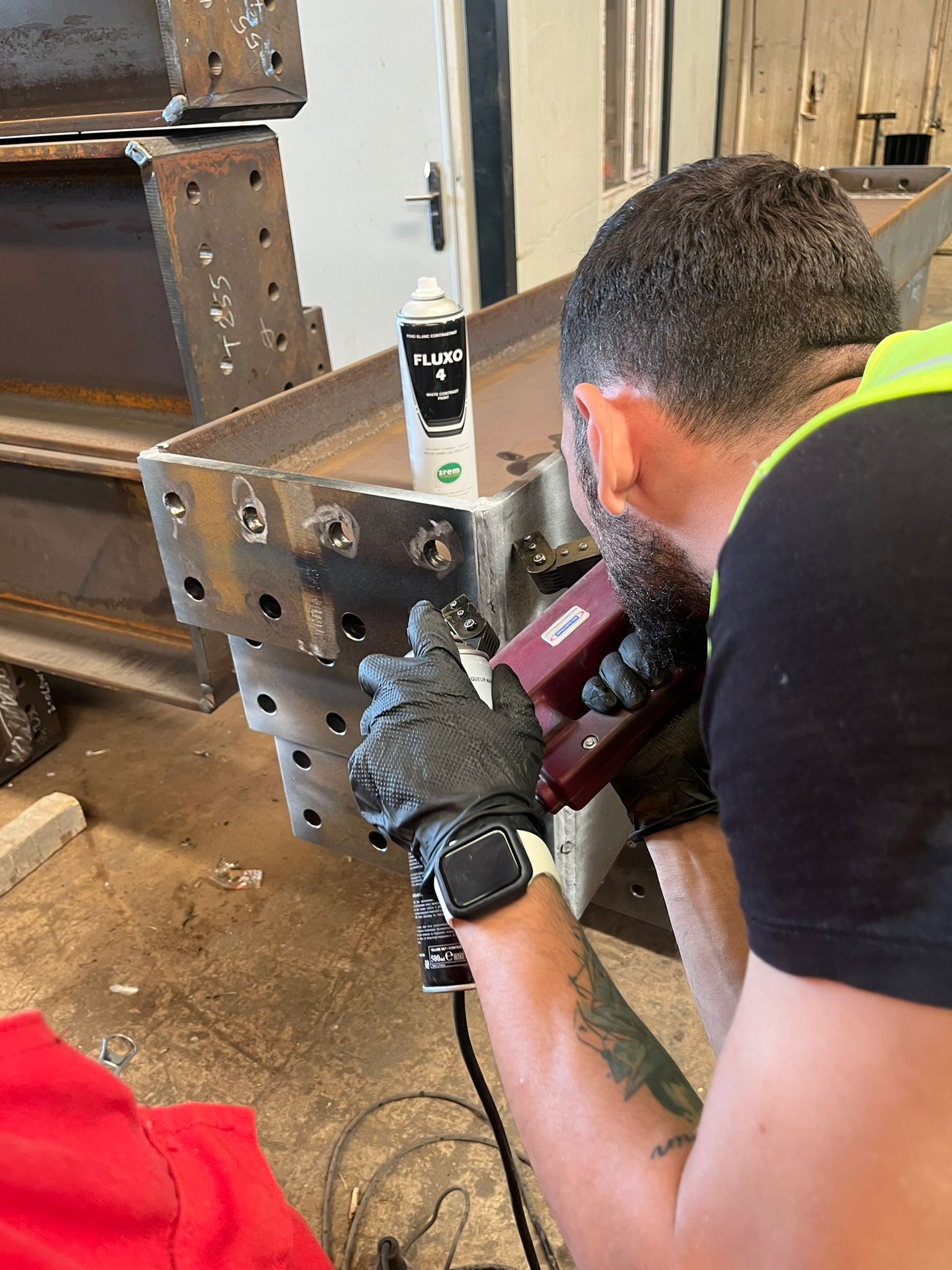 MT inspektörü - Yoke ve FLUXO 4 ile bulon bağlantı muayenesi