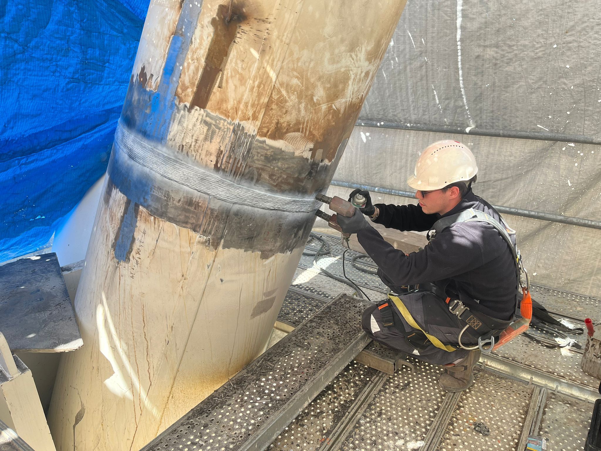 Yüksekte MT muayenesi - Büyük boru kaynak dikişi kontrolü