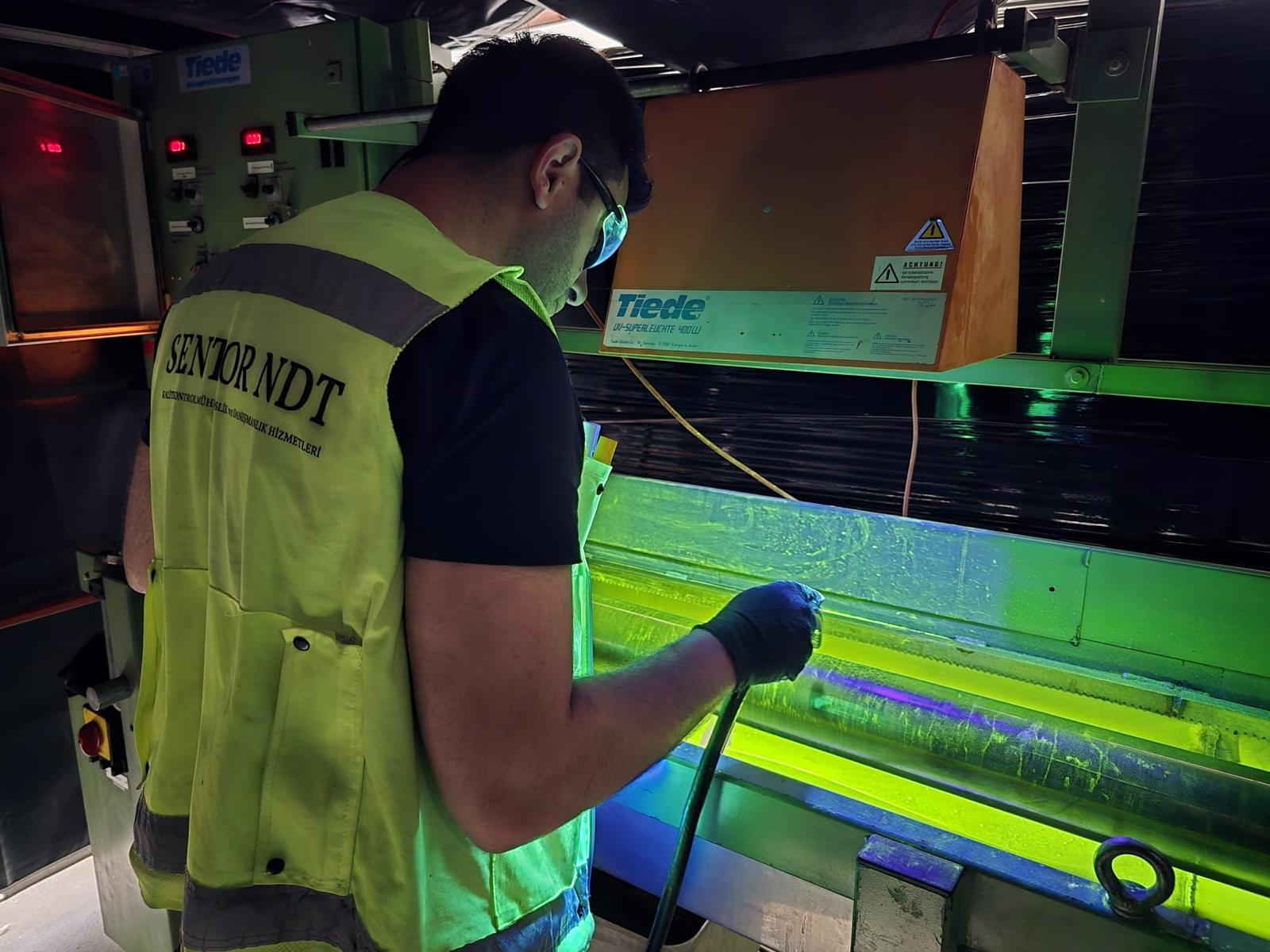 Sentor NDT teknisyeni - Tiede makinesi ile floresan MT uygulaması