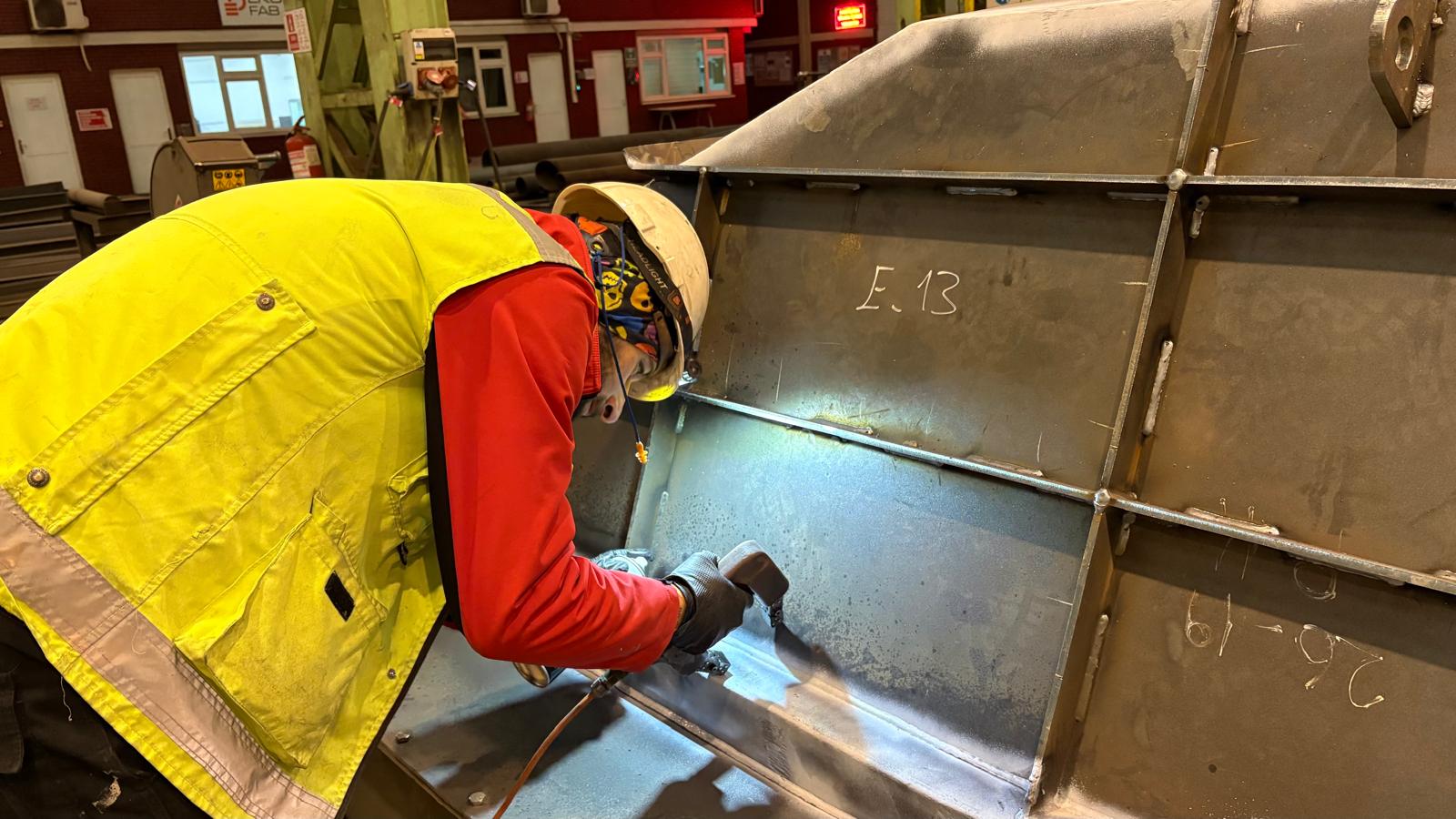 MT inspektörü - Çelik kutu profil kaynak dikişi muayenesi