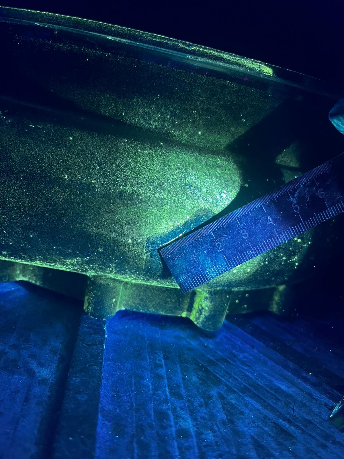 Floresan PT - UV altında cetvel ile kusur ölçümü