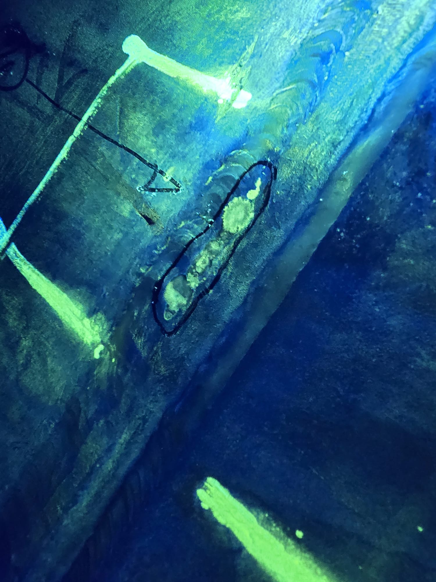 Floresan PT - UV altında kaynak dikişinde çatlak endikasyonu