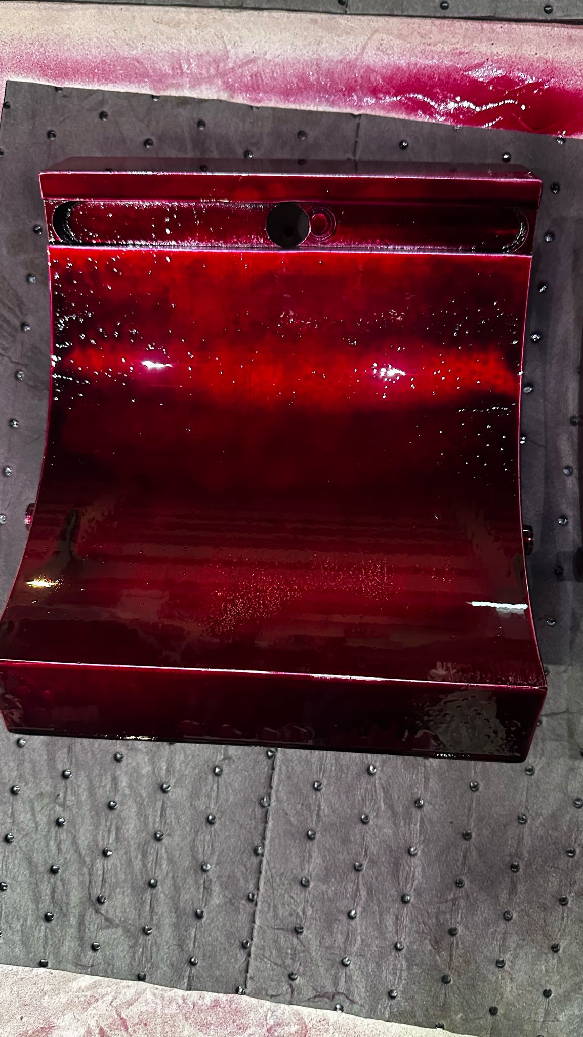 Metal braket - Kırmızı penetrant uygulaması sonrası görünüm