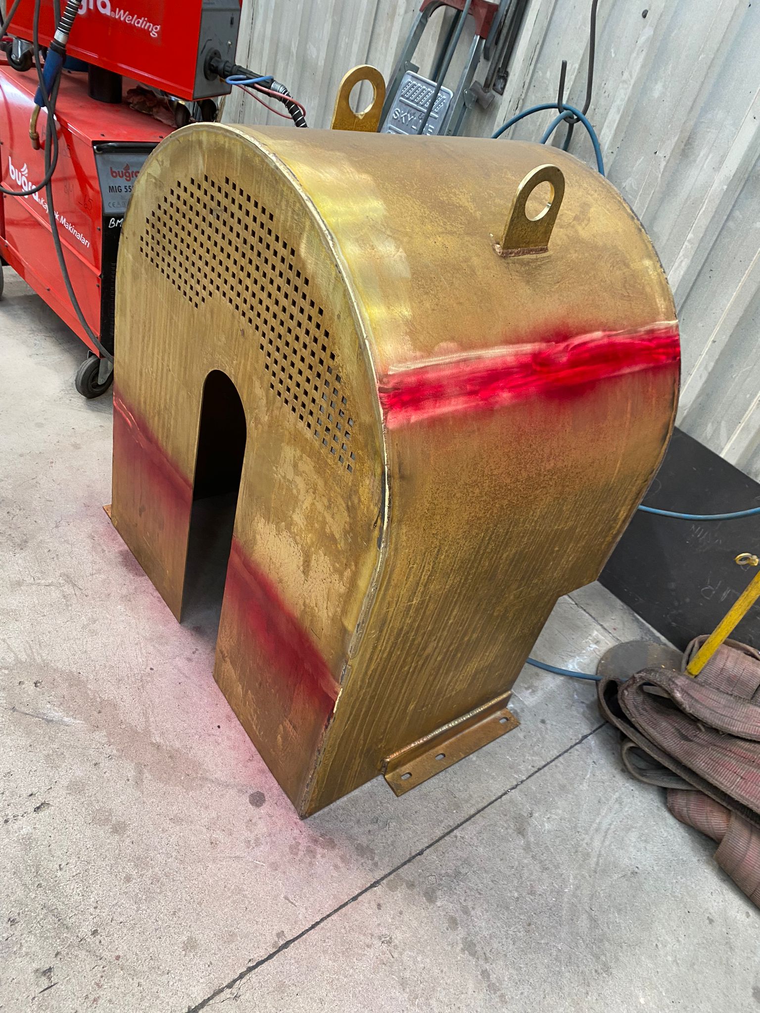 Kaynak dikişi PT muayenesi - Büyük metal muhafaza parçası