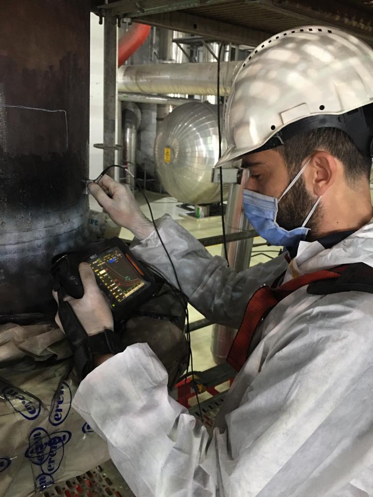 Koruyucu tulumlu teknisyen - Endüstriyel tesis vessel UT muayenesi