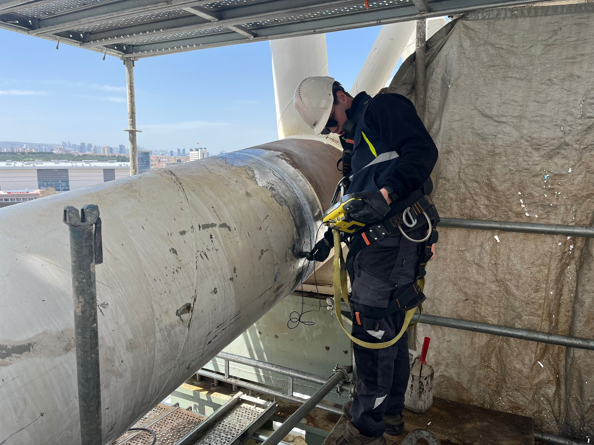 Yüksekte UT çalışması - Emniyet kemeri ile boru kaynak muayenesi