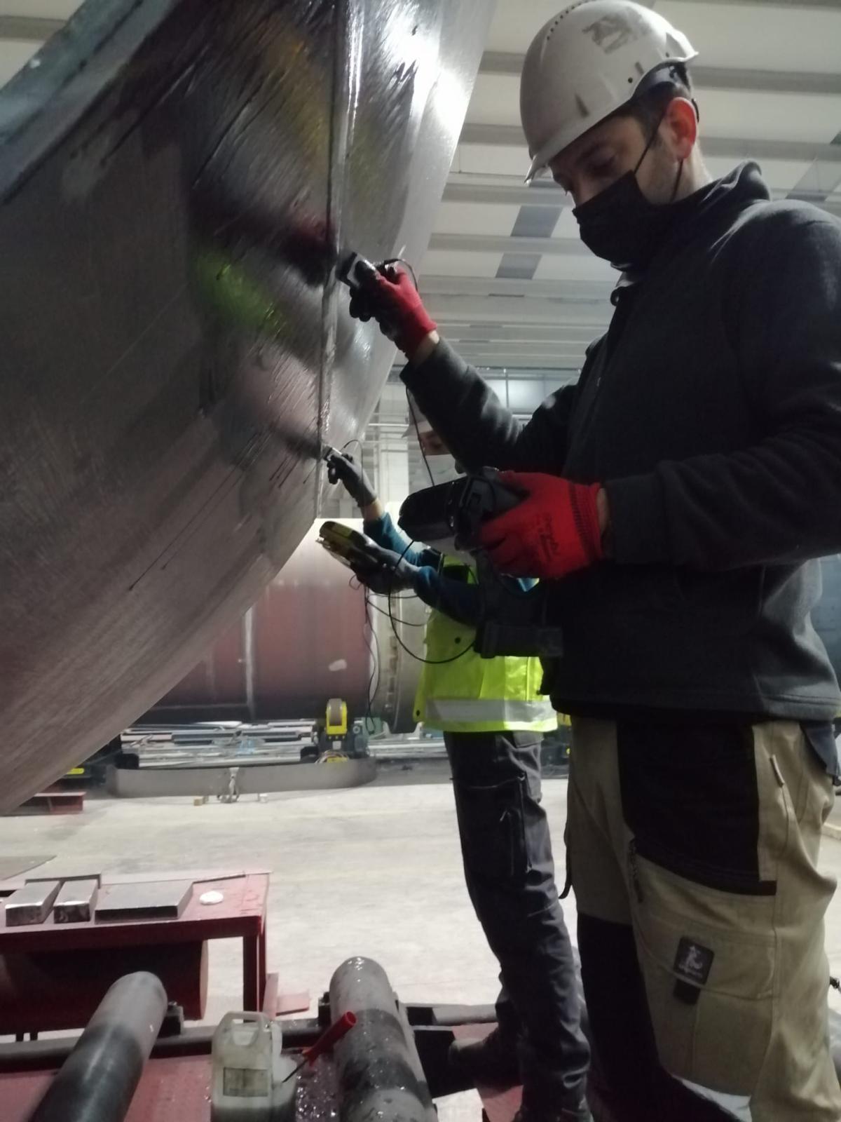 Büyük tank gövdesi UT - Prob ile kalınlık ve kaynak kontrolü