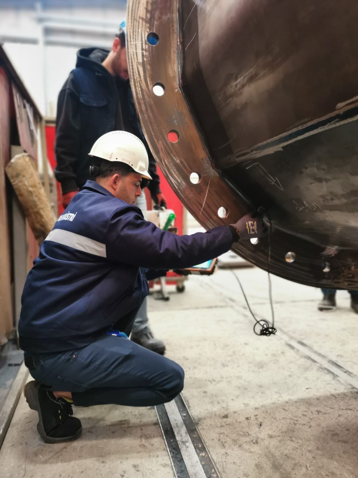 Büyük flanşlı vessel üzerinde tablet UT muayenesi